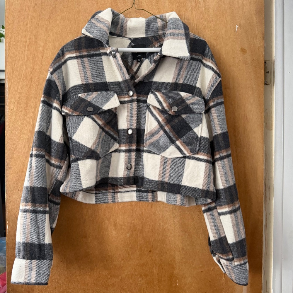 Love Tree Women Plaid Cropped Shacket Gray Cream Tan Fleece Button Up Medium NWT